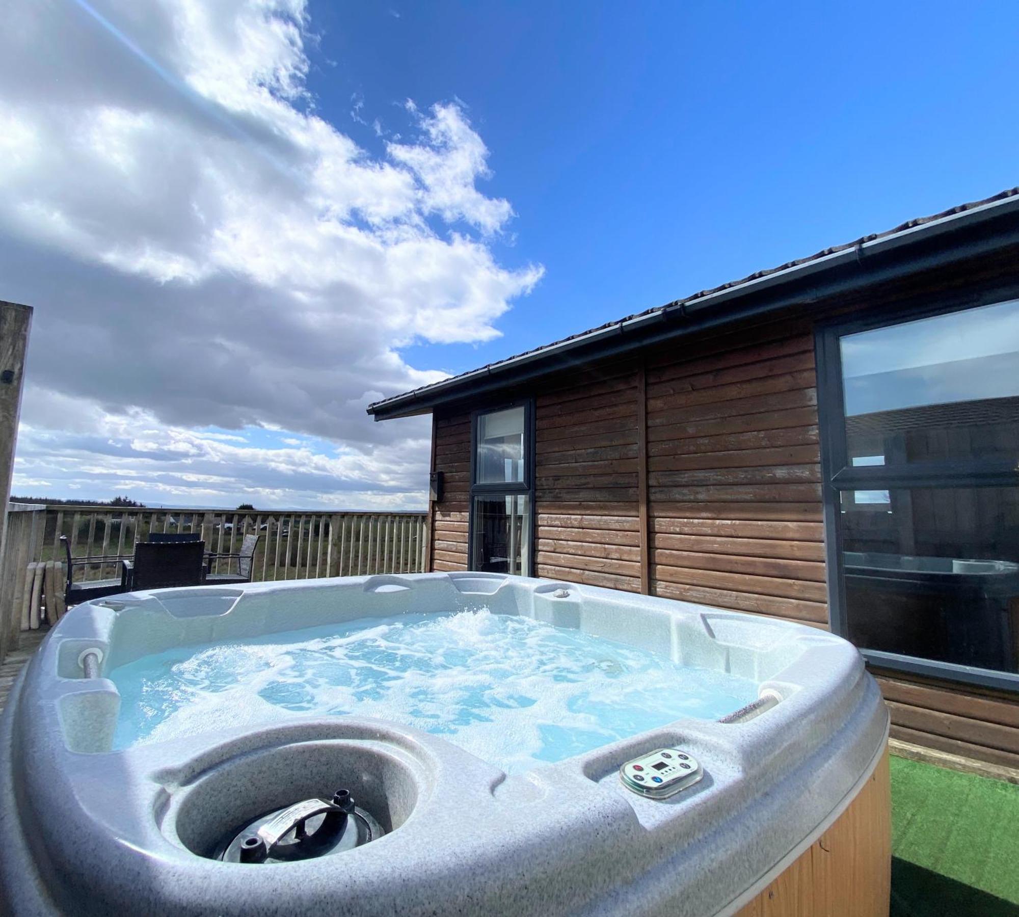 Benarty 11 With Private Hot Tub - Fife - Loch Leven - Lomond Hills - Pet Friendly Villa Kelty Exterior photo